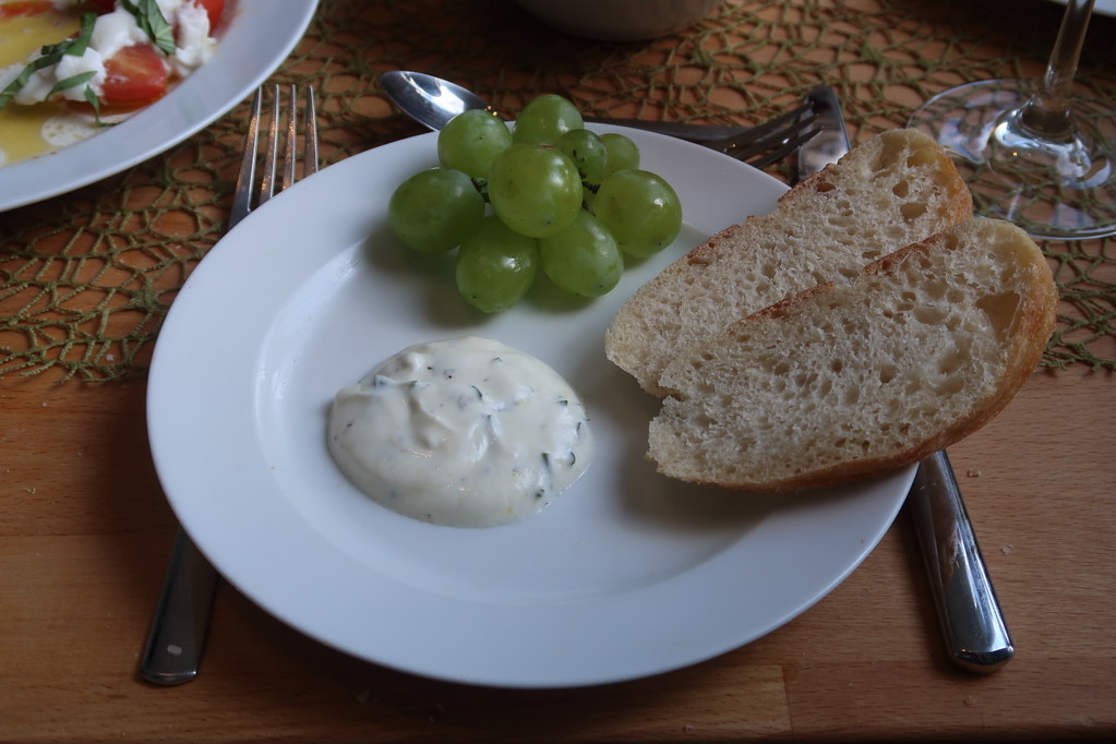Baguettescheiben mit Kräuterjoghurt und Weintrauben | Flickr