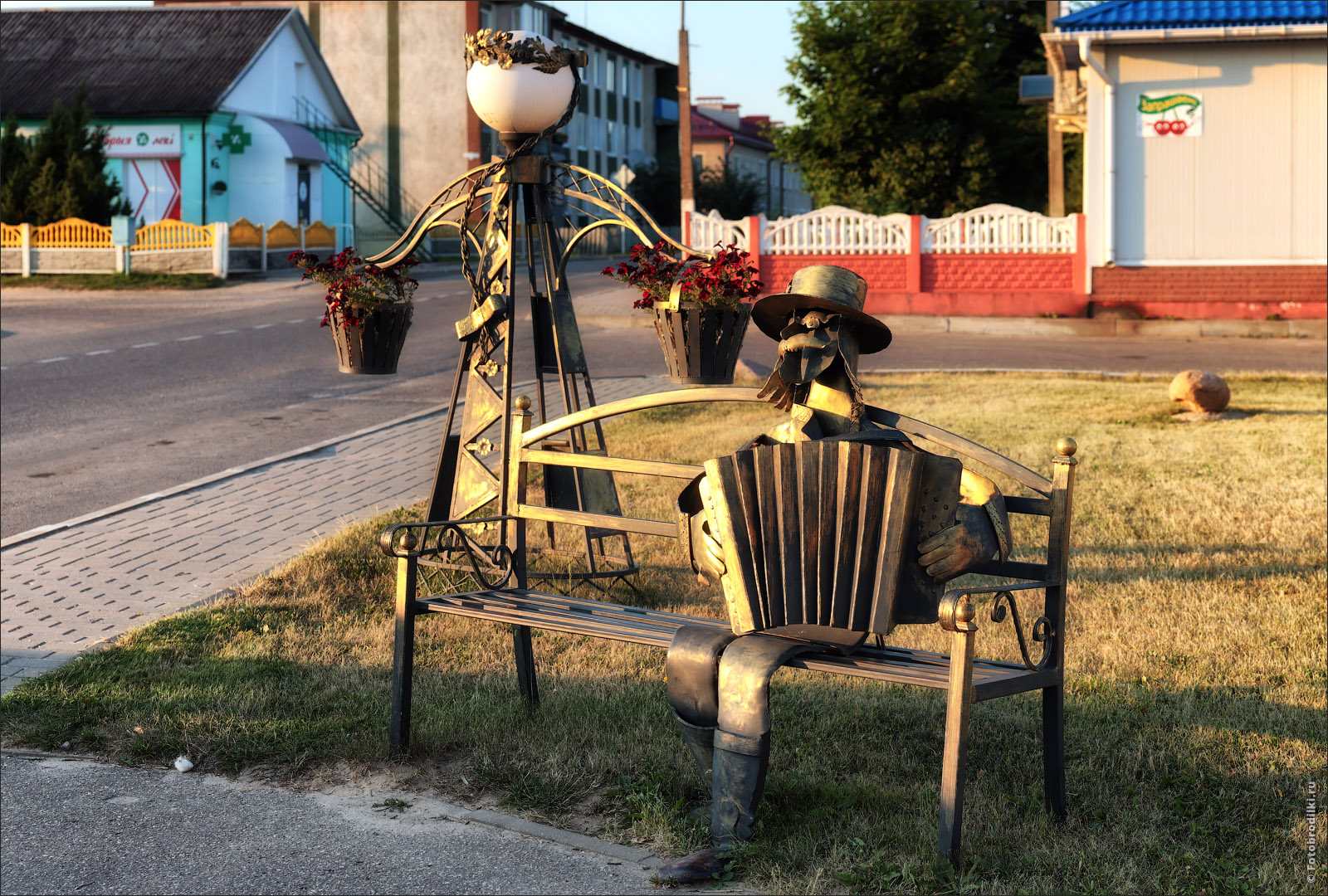 Скульптура Мужик с гармошкой, Глубокое, Беларусь