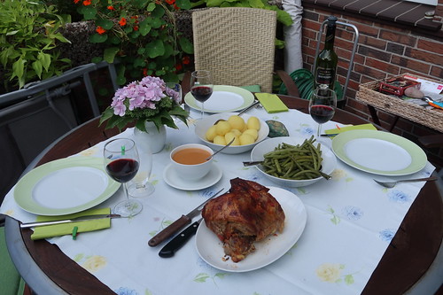 In Tomatensoße gegarte Lammkeule mit Salzkartoffeln und grünen Bohnen (Tischbild)