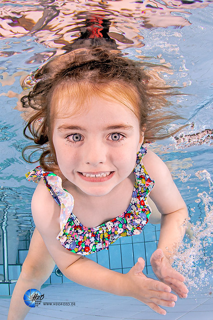 Kind Unterwasser - Schwimmkurs - Unterwasserportrait