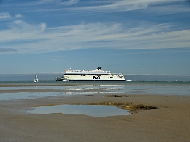 Le ferry et le petit voilier à Calais.