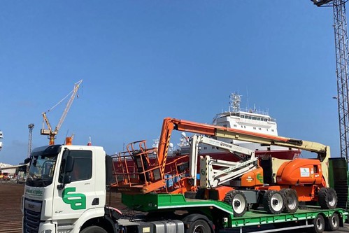 Una de las nuevas máquinas de Elevaciones Archipiélago a su llegada al Puerto de Las Palmas