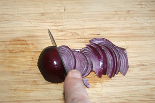 05 - Cut onion in rings / Zwiebel in Ringe schneiden