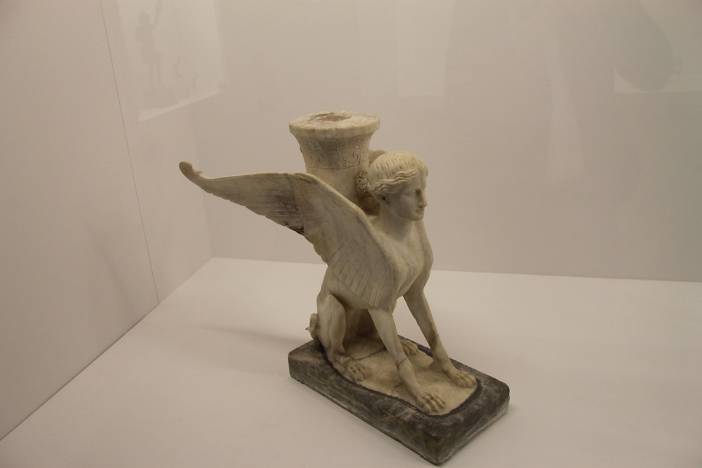 Table Support in shape of a Sphinx