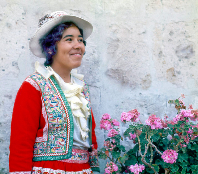 A smile from an arequipan girl in a typical Colca dress.