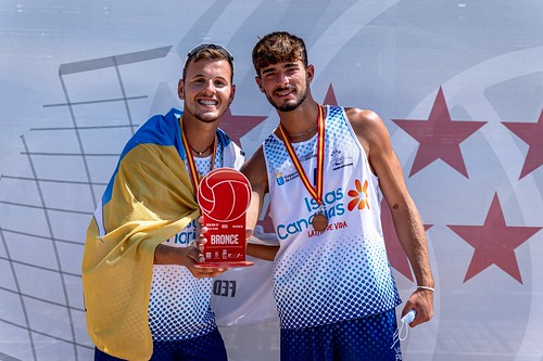 Juangre García (i) y Jhonnatan Brito (d) posan con las medallas y el trofeo de tercer clasificado