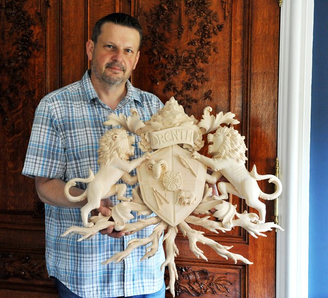 Patrick Damiaens | Heraldic sculptor | Heraldry in wood | coat of arms carved in wood