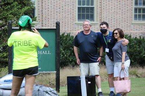 An orientation aid photographs this special family moment of their student moving into W&M.