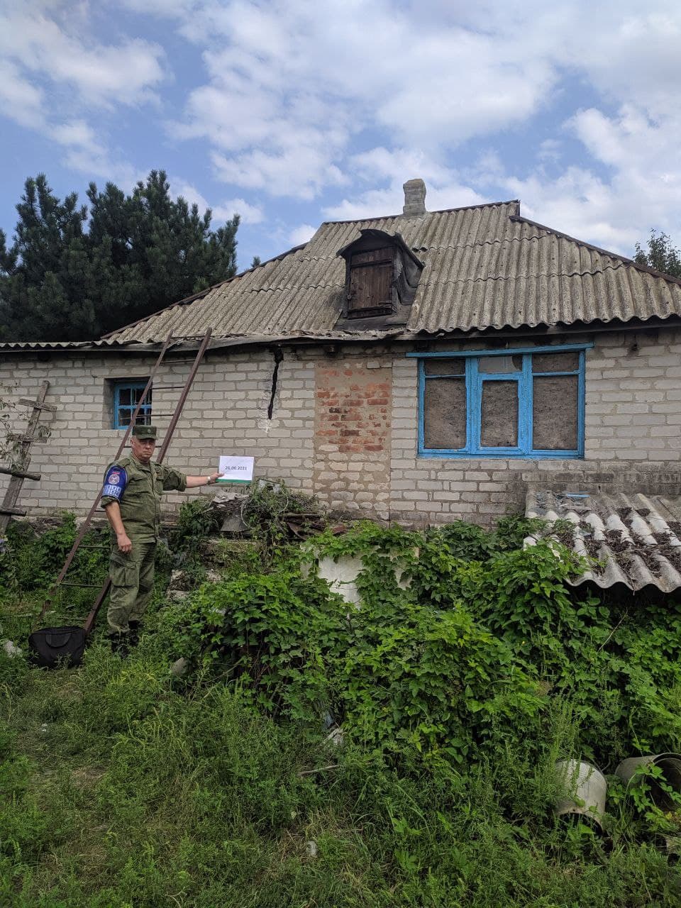 Maison endommagée par la charge explosive