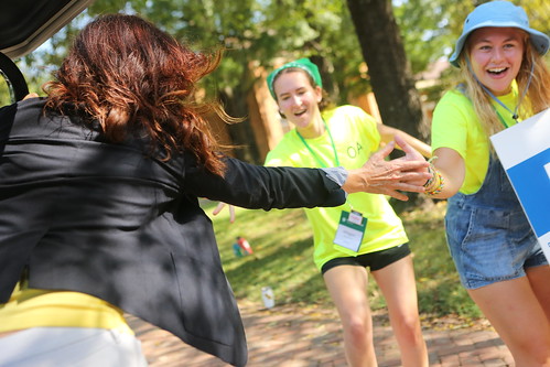 Orientation aides get a much appreciated high-five from W&M President Katherine A. Rowe as she tours the campus during new student move in.