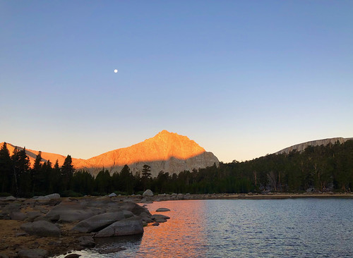 Sunrise over Muir Lake by Webfoot5, Cottonwood Lakes area in the Sierra Nevada

<a href="https://coord.info/GC1FVXM" rel="noreferrer nof
