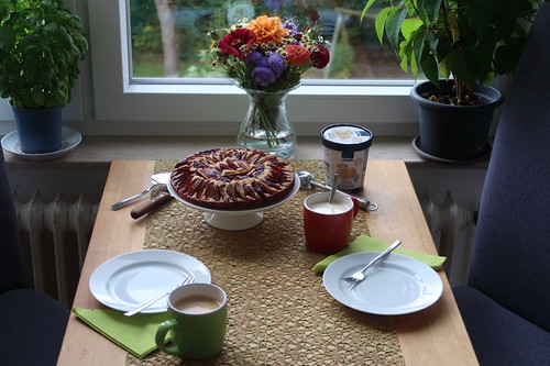 Schneller Zwetschgenkuchen mit Vanilleeis zum Kaffee (Tischbild)