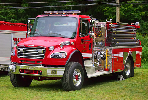 parade ct connecticut fire truck emergency apparatus freightliner toyne