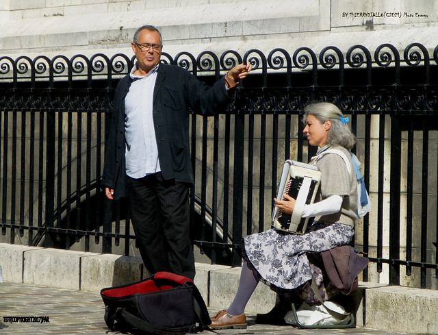 L’accordéoniste et son ami chanteur à Montmartre.The accordionist and his singer friend in Montmartre.