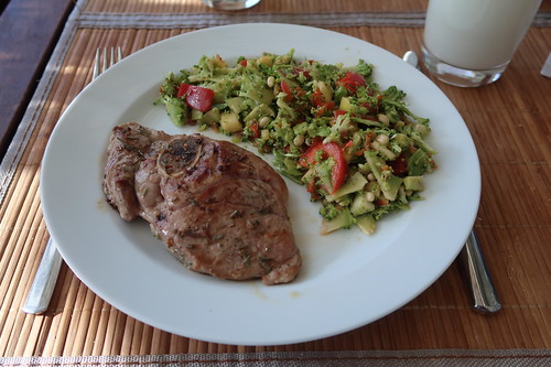 Broccoli-Apfel-Paprika-Salat zum gegrillten Lammsteak