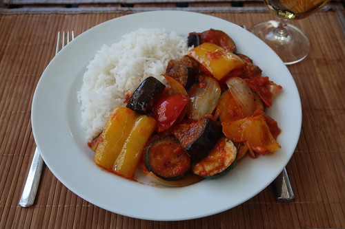 Zucchini-Paprika-Zwiebel-Tomaten-Pfanne zu Reis
