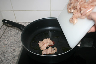 07 - Put chicken strips in pan / Hähnchenstücke in Pfanne geben