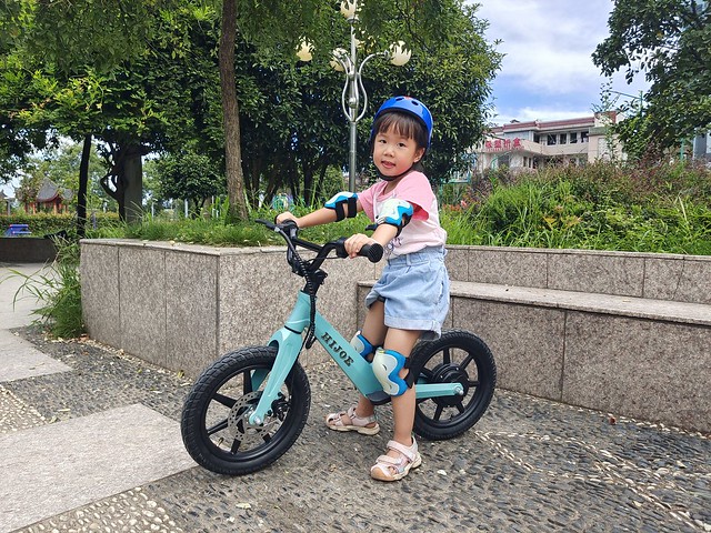 China electric balance bikes 14 inch for kids, check out detail www.hijoebikes.com