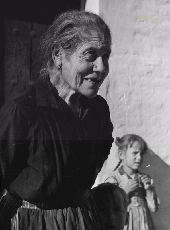 Una anciana en Toledo, a las afueras de la ciudad,  el 1 de junio de 1949. Foto de Steven Henty © Steven Henty / Sydney Morning Herald / SMH (Australia)