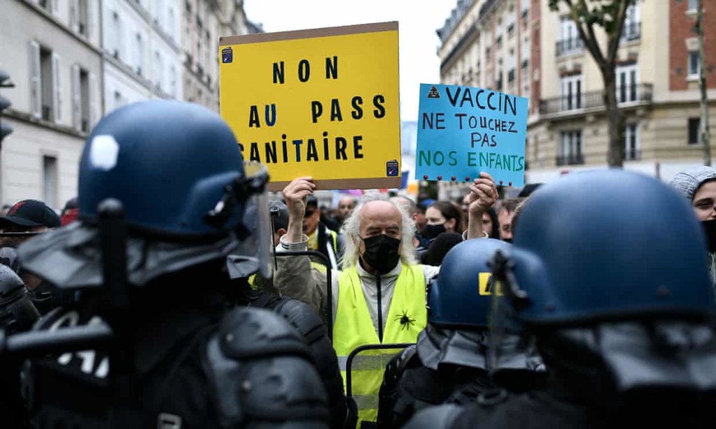 法國巴黎爆發示威，反對馬克宏的健康護照與強制接種疫苗政策。（圖片來源：衛報）