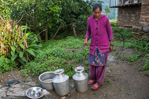 Collecting drinking water thanks to a solar lift water system in rural Nepal