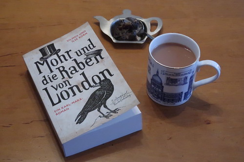 Englischer Tee mit Milch und Zucker zum Beginn der Lektüre des Jugendromans "Mohr und die Raben von London"