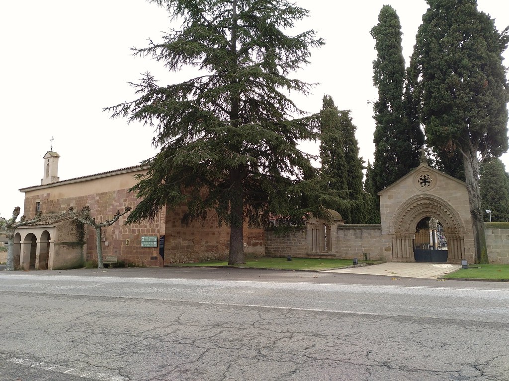 Iglesia del Hospital de San Juan de Acre de Navarrete ( La Rioja) , hoy puerta del cementerio.