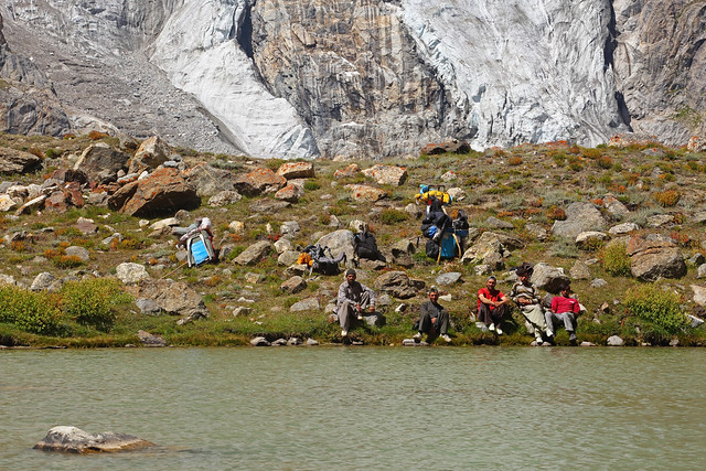 Masherbrum La Glacier: Lake and porters
