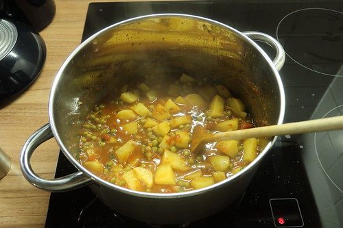 "Aloo Matar" = Indisches Kartoffel-Erbsen-Curry (noch auf dem Herd)
