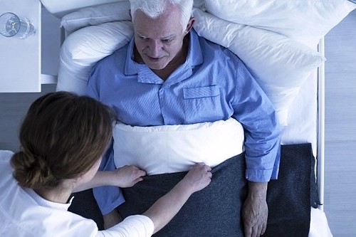 How to Know if a Senior Loved One Requires Overnight Care