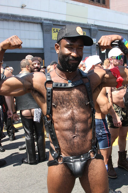 HANDSOME BEARDED & HAIRY MUSCLE HUNK ! photographed by ADDA DADA at DORE ALLEY FAIR 2021 ! ( safe photo) (50+ faves)