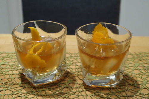 Zwei "Golden Nail"-Cocktails (servierbereit)