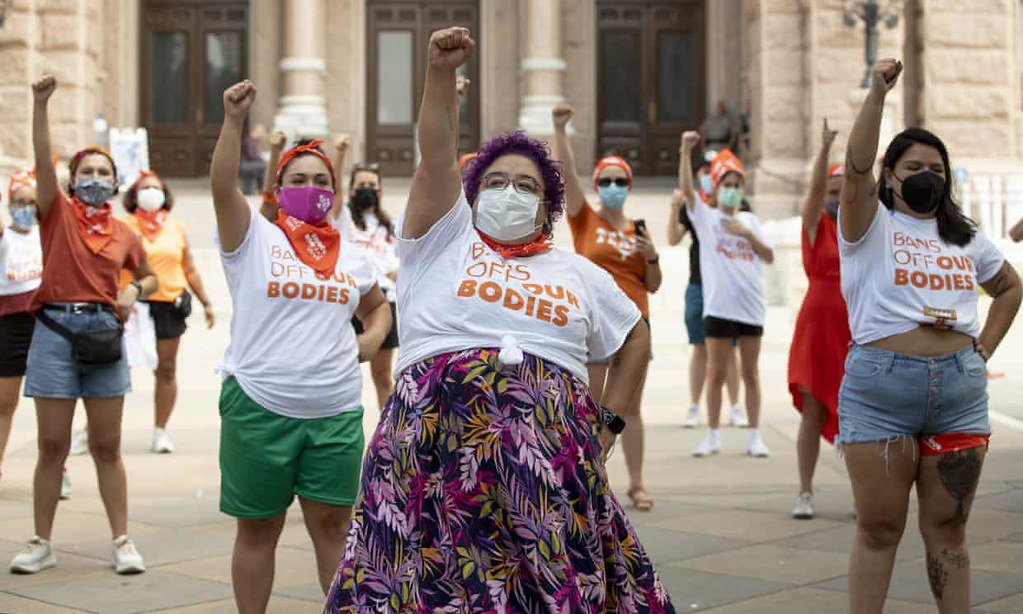 抗議人士身著「我的身體不要禁令」上衣，聚集德州奧斯丁市的議會大樓前。（圖片來源：衛報）