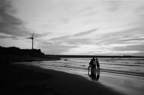 copyright©jaredyehwooehmoehfilms film analog analogue 35mm 135film fujifilm natura fuji agfa blackandwhite bw jaredyeh hiphopmilk taiwan beach seaside sea ocean miaoli sunset twilight dusk turbine wind power