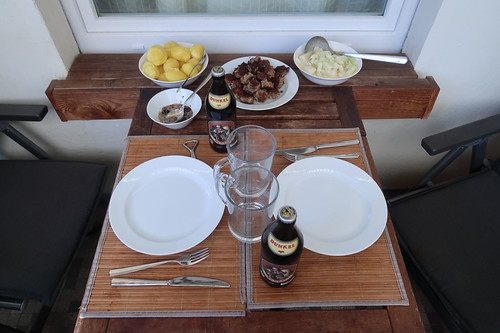 Frikadellen mit Kohlrabigemüse und Salzkartoffeln (Tischbild)