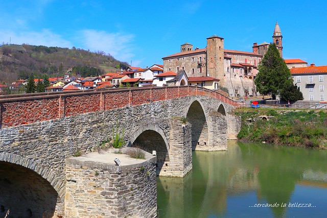MONASTERO BORMIDA, ponte del XIII secolo e castello (originariamente era un monastero) della seconda metà del XI secolo. Valle Bormida, Langhe, Piemonte, ITALIA. (Sostituisce la precedente con lo stesso soggetto).