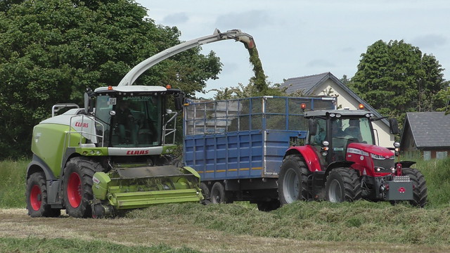 Claas Jaguar 990 SPFH filling a Broughan Engineering Mega HiSpeed Trailer drawn by a Massey Ferguson 7718 S Tractor