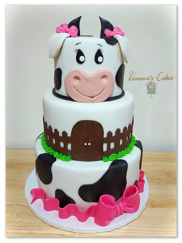 Cake by Veronica's Cakes & Pastries