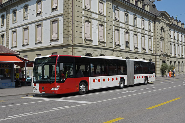 Mercedes Citaro 158 der Transports Publics fribourgeois, im Einsatz als Bahnersatz verlässt am 21.08.2021 die Haltestelle beim Bahnhof Bern.