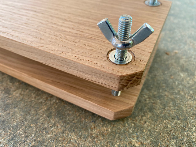 Flower press in oak - 2