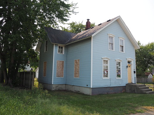 Condemned house at 513 E 11th St on September 11, 2021
