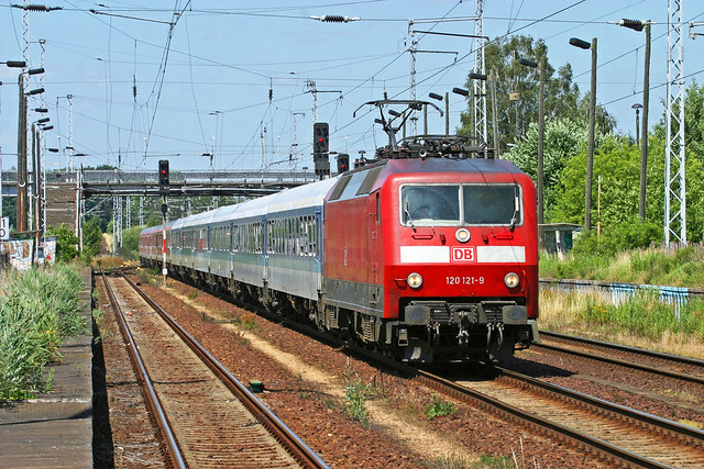 DB 120 121 + Kreuzfahrerzug 43400 Warnemünde - Berlin Ostbf. - Schönfließ