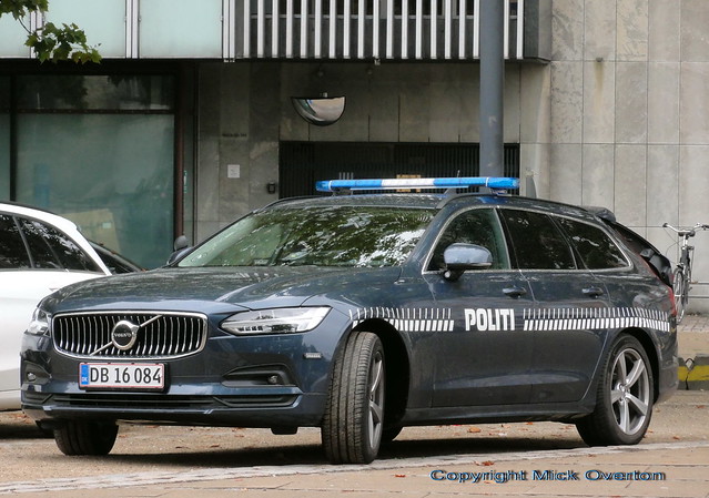Copenhagen Police have this new VOLVO V90 B5 AWD DB16084 on trial to replace Ford Mondeo dog patrol cars