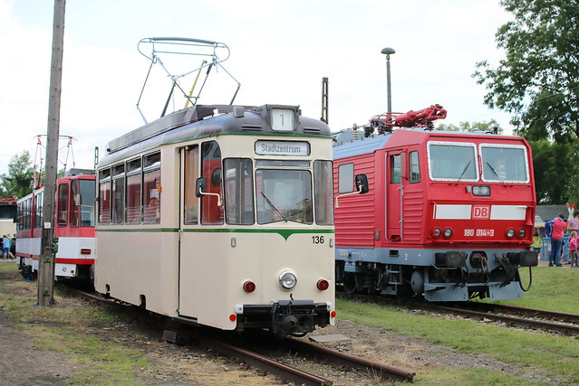 TEV: Straßenbahntriebwagen TW 136 (ex Jena) und Ellok 180 014-3 im Eisenbahnmuseum Weimar