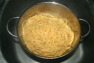 26 - Drain spaghetti / Spaghetti abtropfen lassen