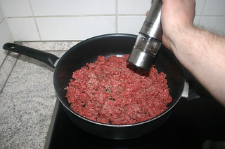 04 - Season ground beef with salt & pepper / Rinderhackfleisch mit Salz & Pfeffer würzen