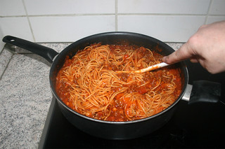 29 - Combine spaghetti with sauce / Spaghetti mit Sauce vermischen