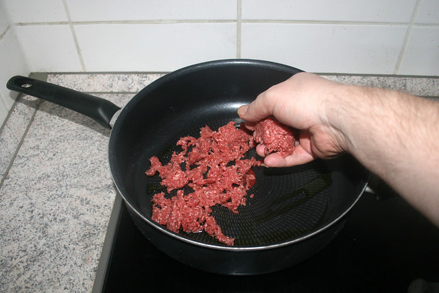 03 - Crumble ground beef in pan / Rinderhackfleisch in Pfanne bröseln