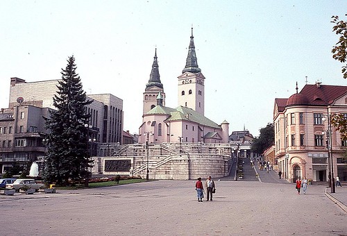 námestieandrejahlinku zilina slovakia slovensko kodachrome konicaautos3 1992 cathedraloftheholytrinity czechoslovakia