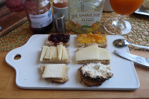 Diverse Käsen und Marmeladen auf Quark-Buttermilch-Vollkornbrot